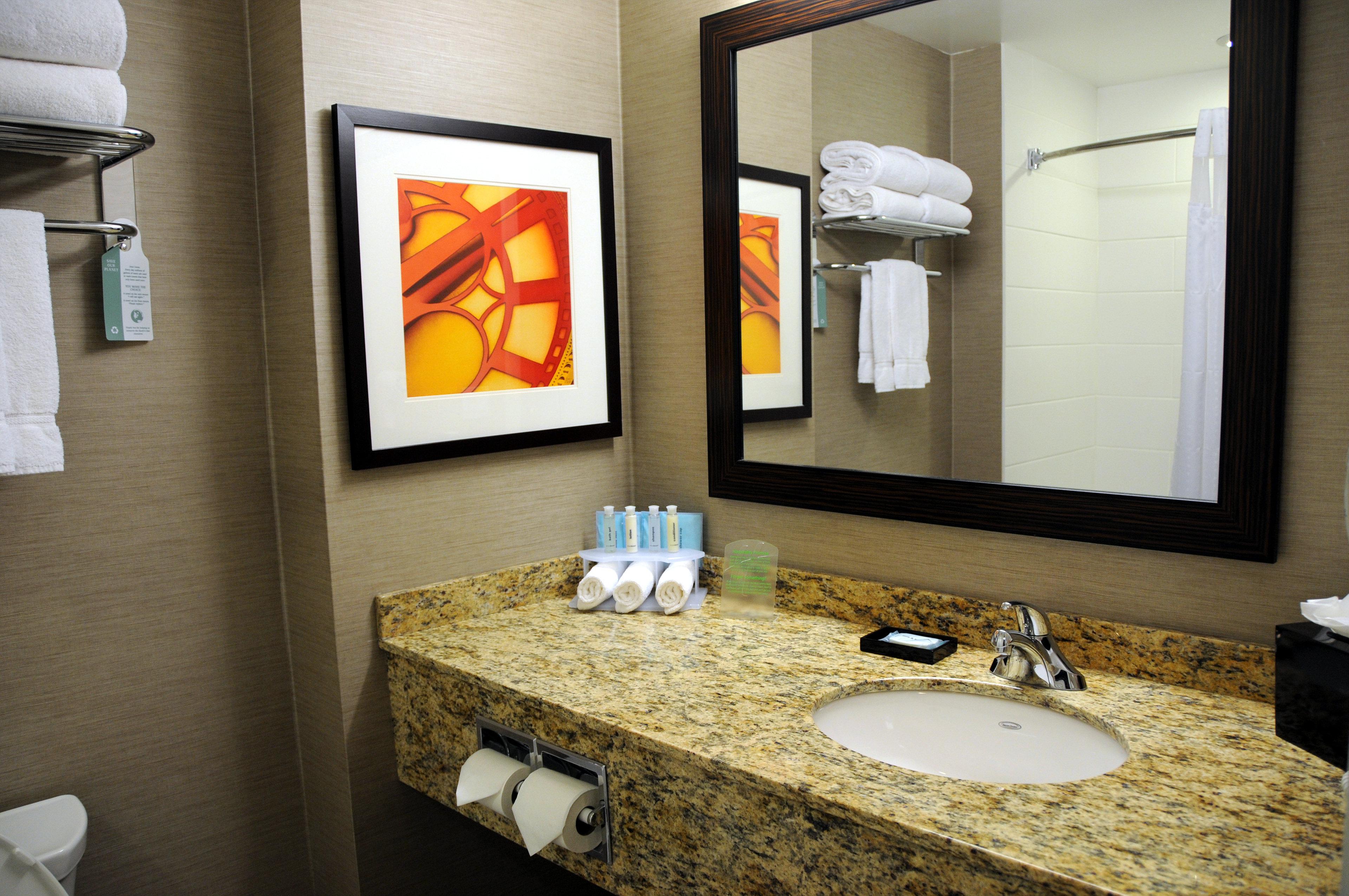 Chateau Inn & Suites Bonnyville Ngoại thất bức ảnh