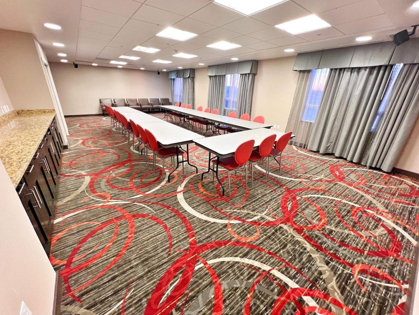 Chateau Inn & Suites Bonnyville Ngoại thất bức ảnh