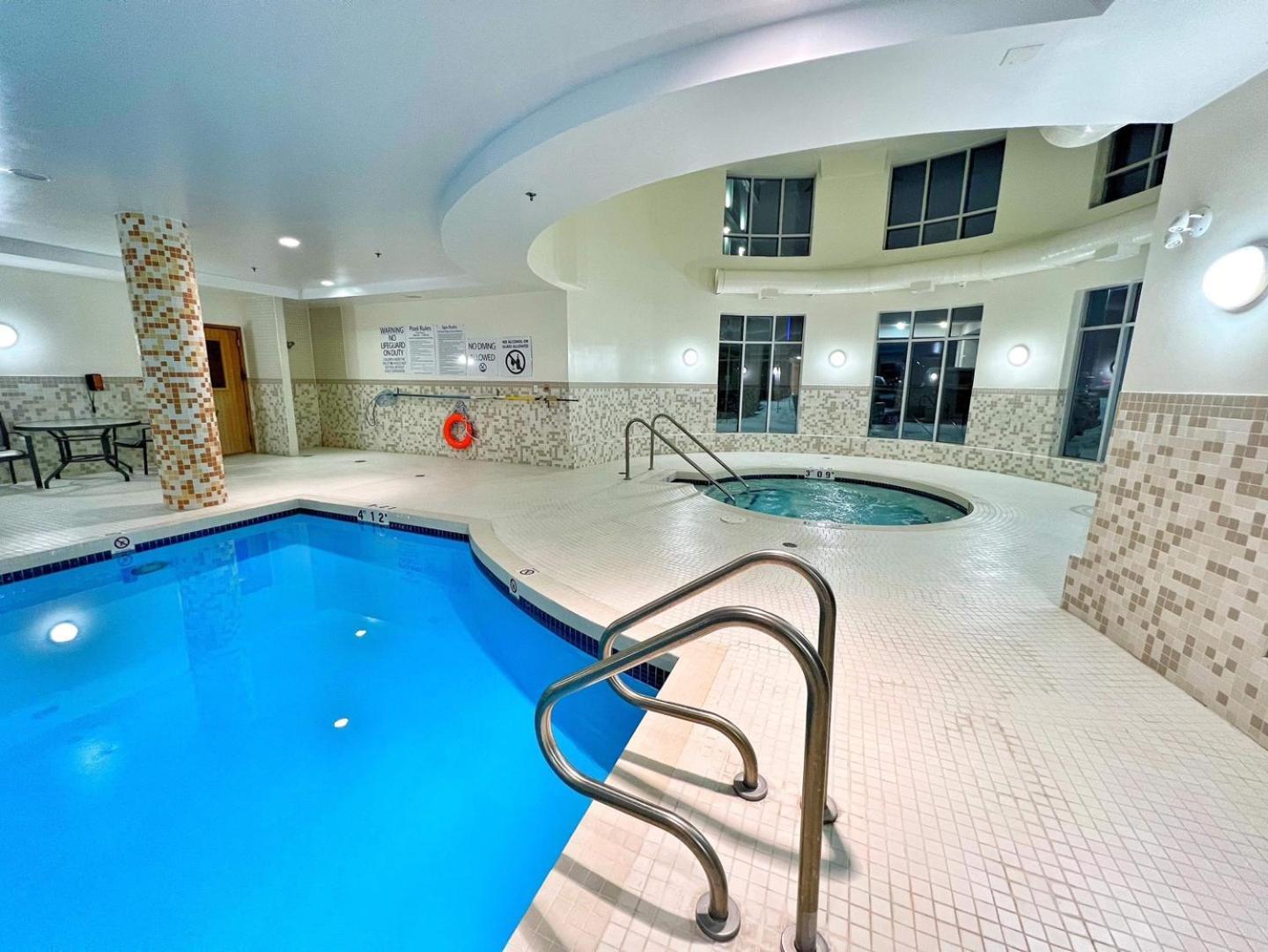 Chateau Inn & Suites Bonnyville Ngoại thất bức ảnh