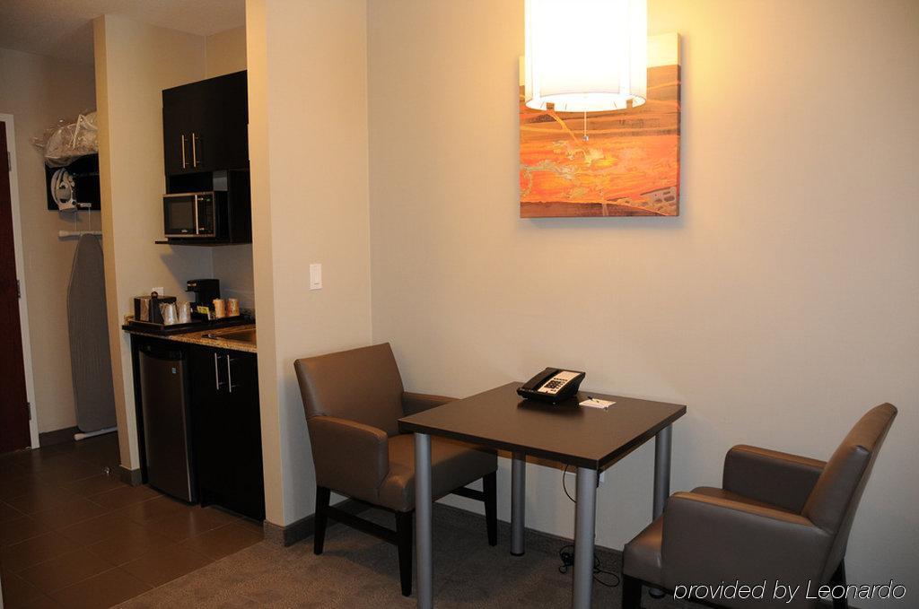 Chateau Inn & Suites Bonnyville Ngoại thất bức ảnh
