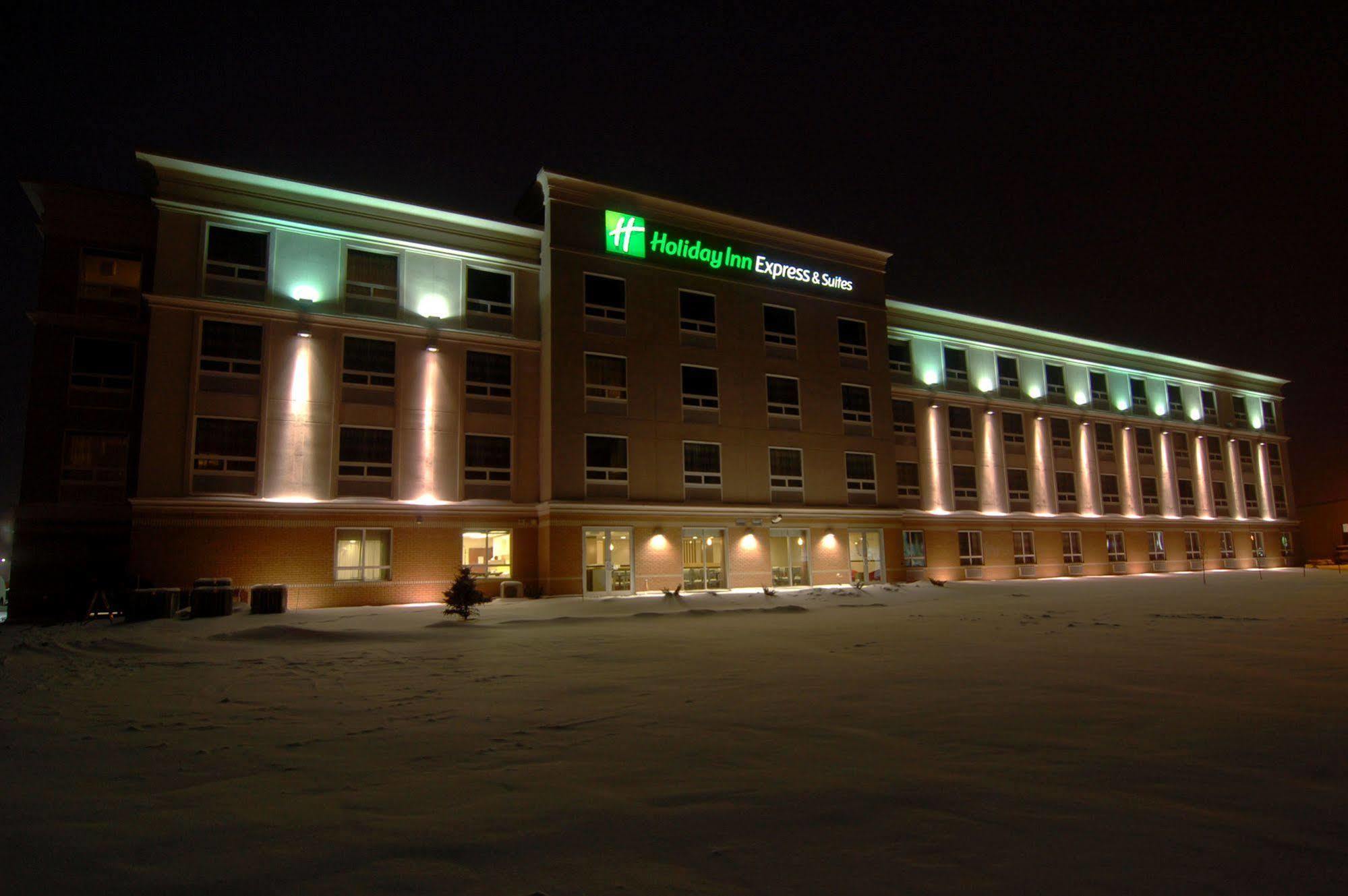 Chateau Inn & Suites Bonnyville Ngoại thất bức ảnh